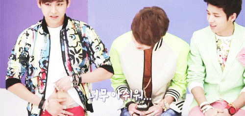 d-ongwoo:  the others including hoya take a look at hoya’s lovely abs (๑ ᴖ _ ᴖ ๑) 