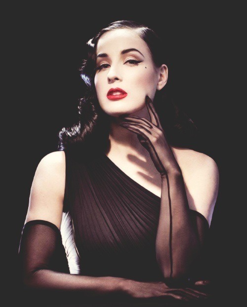 scarletlipscrimsonfingertips:  Dita exudes glamour. 