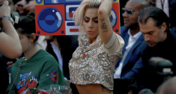 ladygagaqueenedit:  Lady Gaga en el desfile de primavera de Tommy Hilfiger en Venice, California. (08/02/2017)