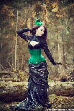 spedrucker: corset-fetish:   Corsets Corsets on Twitter   hptals  Lol she’s perfect, Huh, spedrucker?