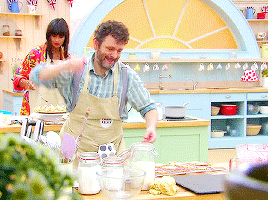 sgt-dignam:Michael Sheen on The Great Comic Relief Bake Off