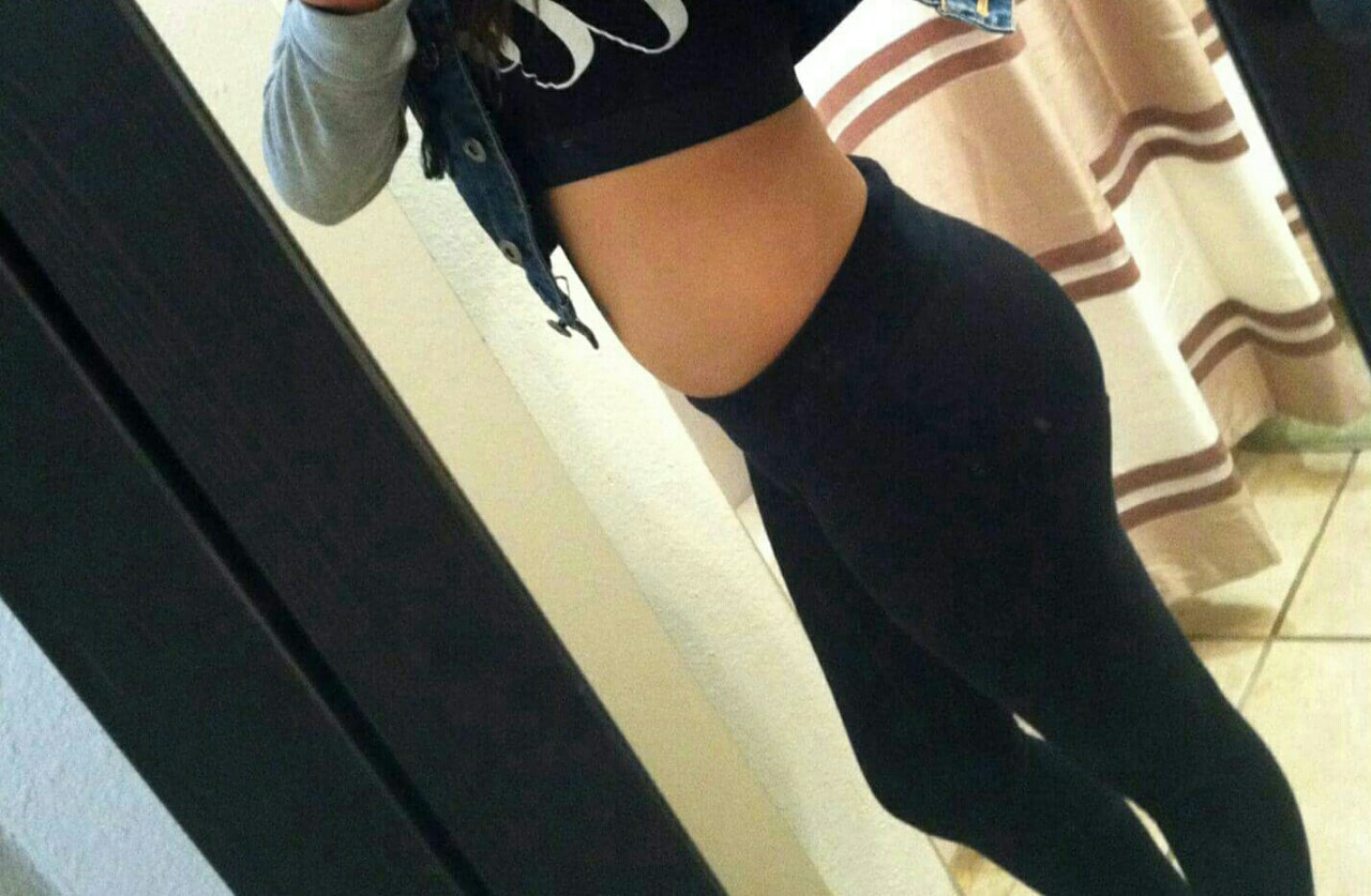 lilsisincest:  Here’s another body pic for my followers just hit 800 thank u all