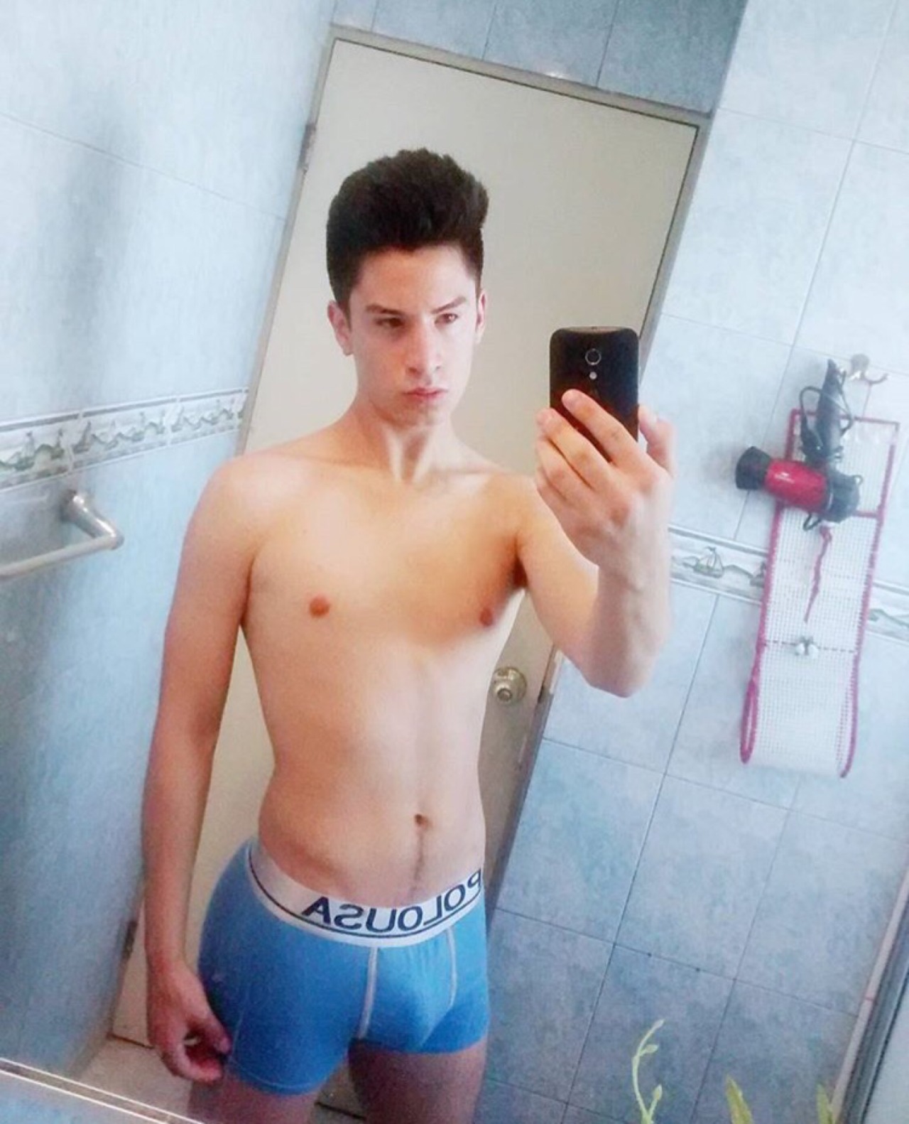 palabras-sin-s3ntid0s:  flaitesdechile:  chilenosgayhot:  Diego 19 años, les daré