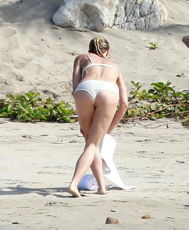 Gwyneth Paltrow topless and bikini ass pics 

Free Nude Celebrity in Movies: 