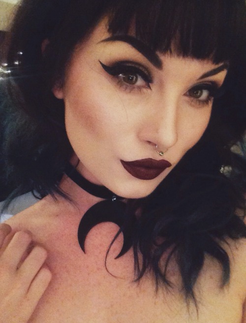 kennakittymeow:  Did a thing to my bangs and bought a Lovely Scum choker.