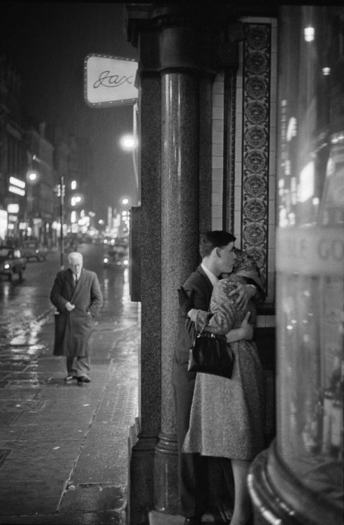 my-retro-vintage:A rainy night in Oxford Street, London   Photograph by Philip Jones Griffiths.