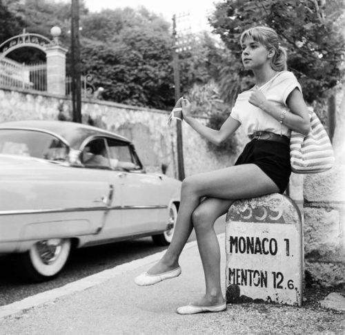 frenchvintagegallery:  Hitchhicker on the riviera, 1955