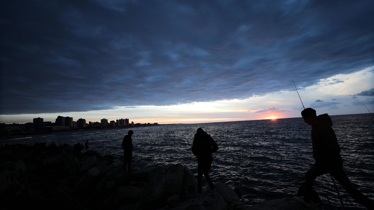 ATARDECER EN GAZA. Un grupo de palestinos camina junto a la orilla o se dedica a la pesca, en el puerto de la franja de Gaza, durante la puesta de sol, en Palestina, el 24 de noviembre de 2017. REUTERS Y EFE/ Mohammed Salem)
MIRÁ TODA LA FOTOGALERÍA