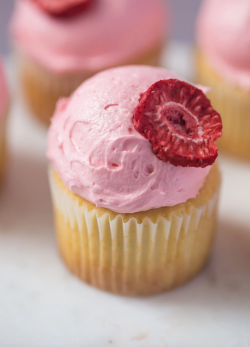 fullcravings: Vanilla Cupcakes with Strawberry Fluff Buttercream 