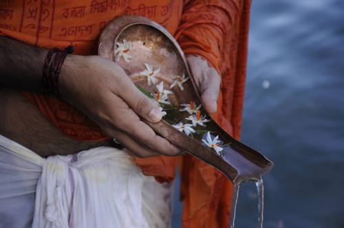 fotojournalismus:An Indian Hindu devotee prays for the souls of ancestors during the holy day of ‘Ma