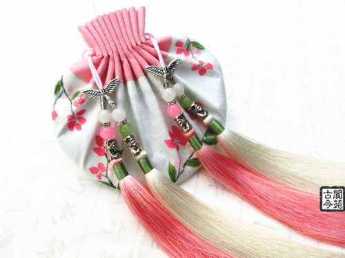 ziseviolet:fouryearsofshades:阆苑古今工坊A hebao/荷包 is a purse-like traditional Chinese accessory of hanfu