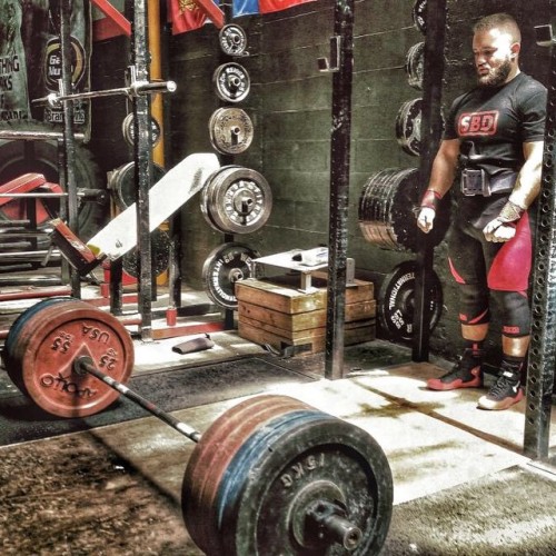 powerliftingmotivation:  I’m about to lift that son of a bruhhh #PM #deadliftmonster #PowerliftingMotivation #powerlifting #barbell  Alpha