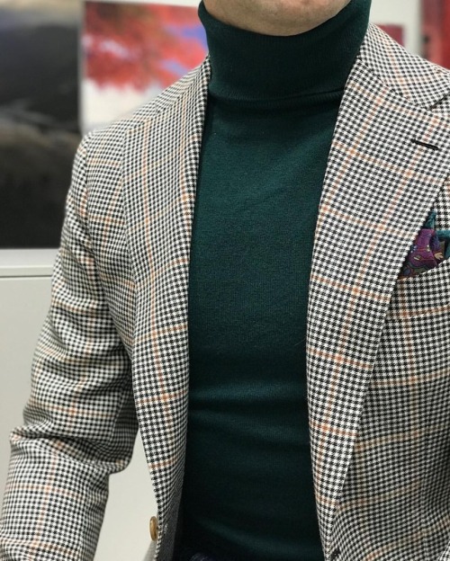 Wonderful lapel roll on this @jeanmanuelmoreau sportcoat - vintage fabric by @lafayettesaltieldrapie