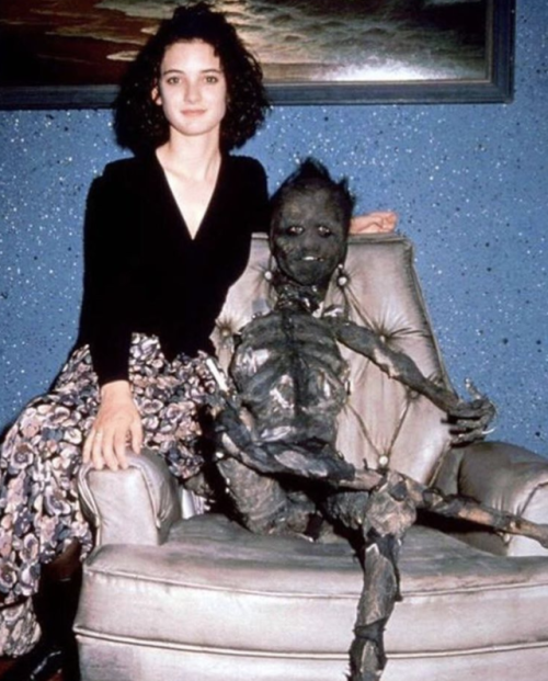 rideon333:sixpenceee:Winona Ryder on the set of Beetlejuice, 1988there selling CHOCOLATES 