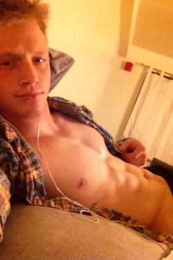 beautiesandcuties:  str8cock-gaycock-hotdick:  KINDA BEAUTIFUL AND A HINT OF PERFECT!!  NSFW Ginger Hunk 