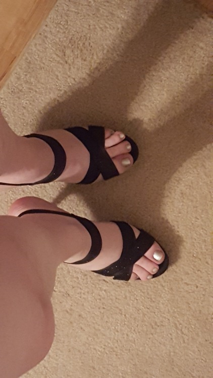 feetnheels84: 1-7-17…new pedi..and some new heels i got..plus couple of me getting walked on&