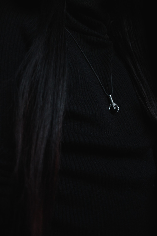   𝔇𝔯𝔞𝔤𝔬𝔫 ℭ𝔩𝔞𝔴𝔰One of my favorite necklaces, partially for the pendant and partially for how long the twine hangs down.    | IG: Nekromancy  