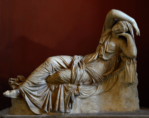 portailblog:  Ariane endormie : Marbre phrygien et copie romaine d’après un modèle de l’école de Pergame du début du 2ème siècle avant JC, sculpture se trouvant au musée du Vatican. 