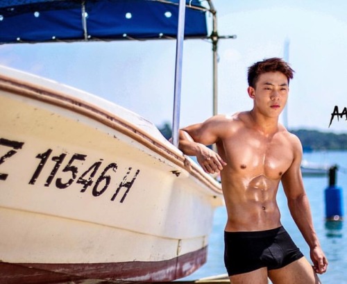 sjiguy:  bigcockboiii: mascbttm4azn:  Hot. Hot.  And did I mention hot?  Awww… Fellow commando. He may not know it, but IMHO, he’s one of the most aesthetically perfect bodybuilding physiques in Singapore.  Everything is just where it should be…