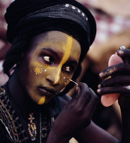 vanishingcultures:Fulani woman applying face paintThis is a Fulani Wodaabe man applying makeup in pr