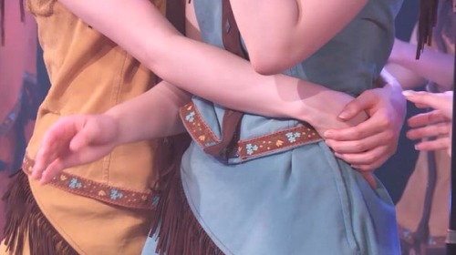 justthinkwhatimean1: Naachan ran away from Komi and back to Yuuchan( waifu ) ~~ ❤️❤️❤️