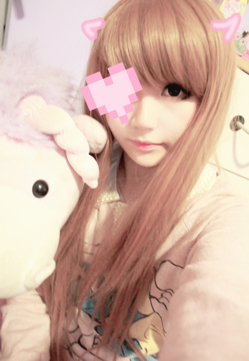 pinktokki: i don’t really like this picture but yay selca for the last day of 2013!!! (for some of y