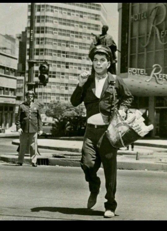 cazadordementes:    Cantinflas en la película “Entrega Inmediata” En la toma