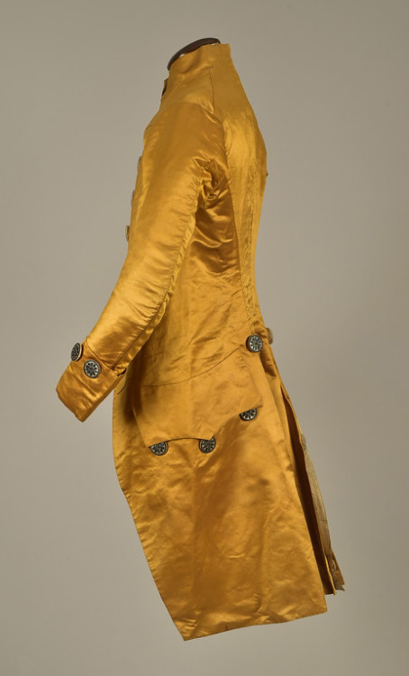 historicaldress:GENTLEMAN’S SATIN COAT and WAISTCOAT, 1790Topaz silk having cloth-of-gold buttons in