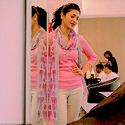outfits: shruti in srimanthudu.