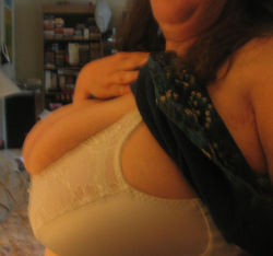 wickedlywenchy:  Told ya…..bra spillage