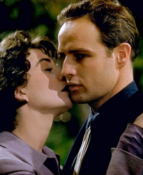 lanas-turner: Still of Marlon Brando and Jean Simmons in Guys and Dolls (1955).