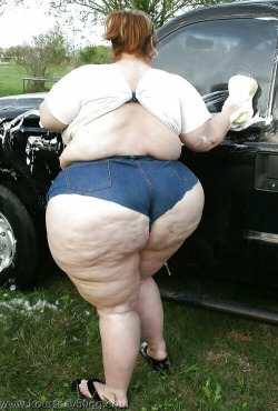 ssbbw33:  After you wash my truck soap the dimpled ass I’m want some