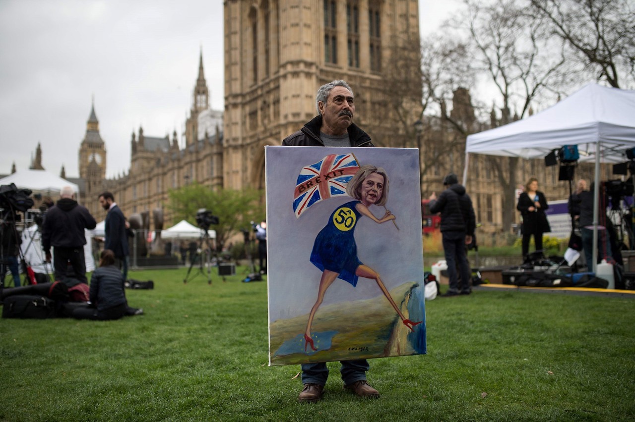 Brexit: el Reino Unido inicia la compleja separación de la UE. Londres sigue siendo un socio de Europa. Theresa May: “No hay vuelta atrás”. Protestas fuera de la Cámara de los Comunes en el centro de Londres. “¿Tienes miedo a la democracia? La gente...