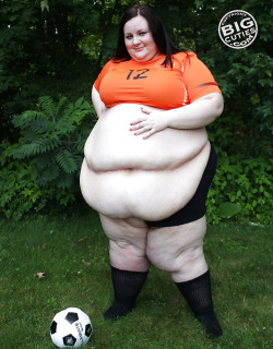 7yo1lo3:  ssbbwlovefatgirl:  la plus belle joueuse de foot :)   Freaking Hot!!!!