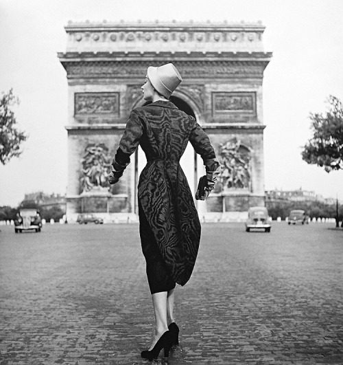 wehadfacesthen:Lisa Fonssagrives wearing fashions by Schiaparelli in a photo by Dennis Stock for Har