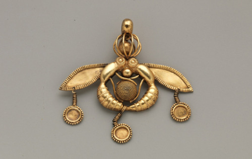 meganwhalenturner:Goldenen Bees Pendant