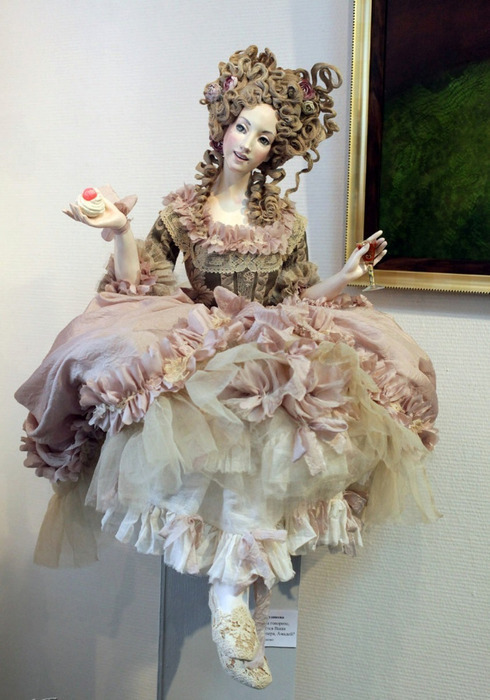 aflowerinhand:anazale:Sasha KhudyakovaSashaKhudyakova is an artist,a doll-maker,a