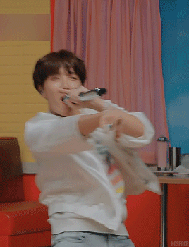 Hoseok Boy With Luv 190420 