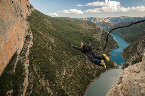 archatlas:   Men on Wires Fred Marie  A group of French adrenaline junkies travel the world searchin