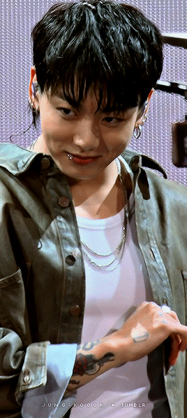 Jungkook's Reaction To Armys' Screams ♡ (cr. Soowoozoooo)