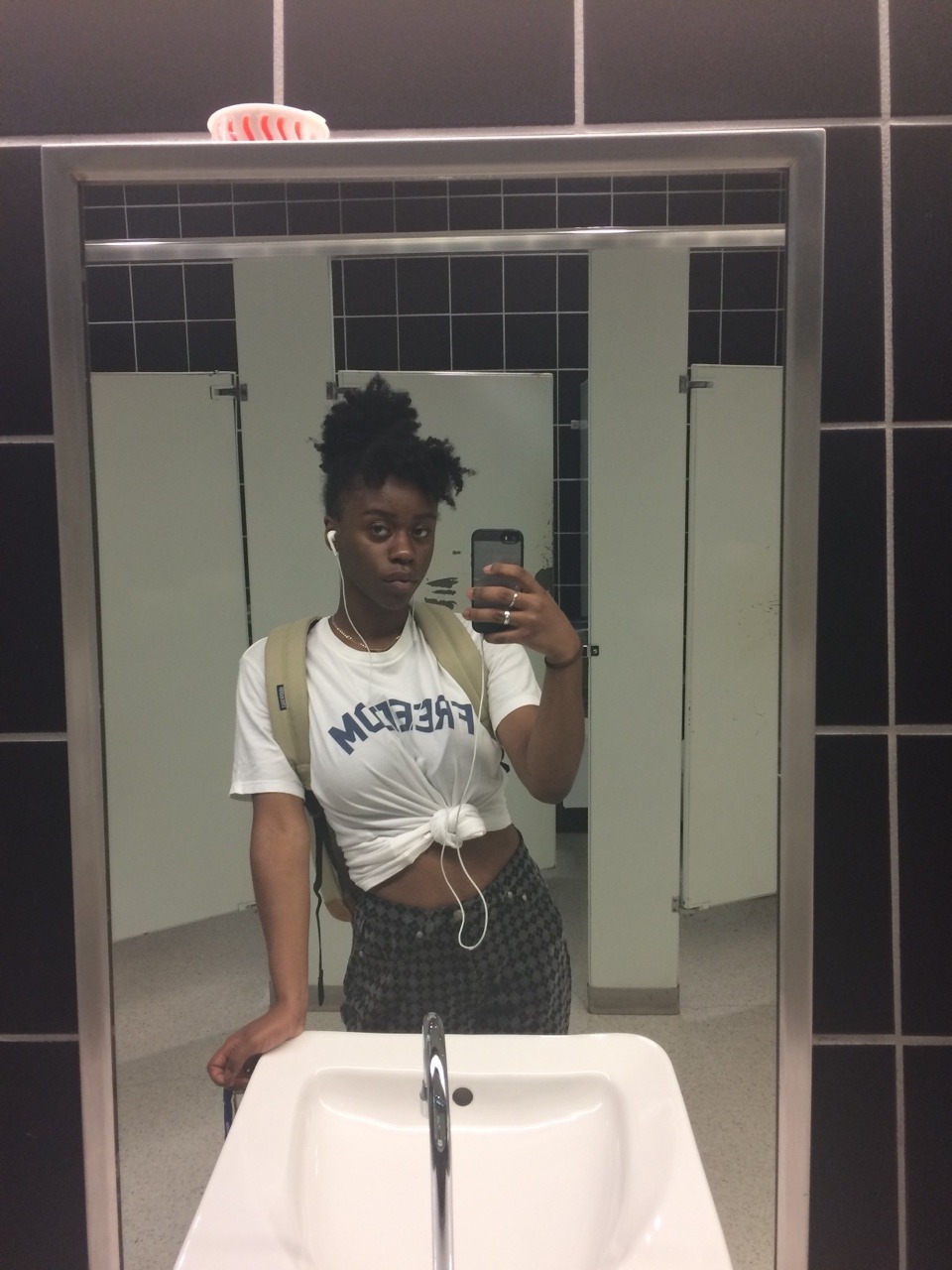 yungcoldebony:  BLACKOUT BIHHH