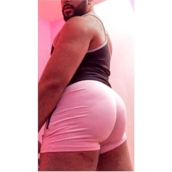 xoxomusclechubxoxo:  Happy #humpday 🍑👅 Today was leg and booty day at the gym 🏋🏽‍♂️ Making some real progress I think 😼 Who wants to see my new video and evaluate my gains?  #gainer #feedee #feeder #chubbygay #fatgay #musclechub #grommr