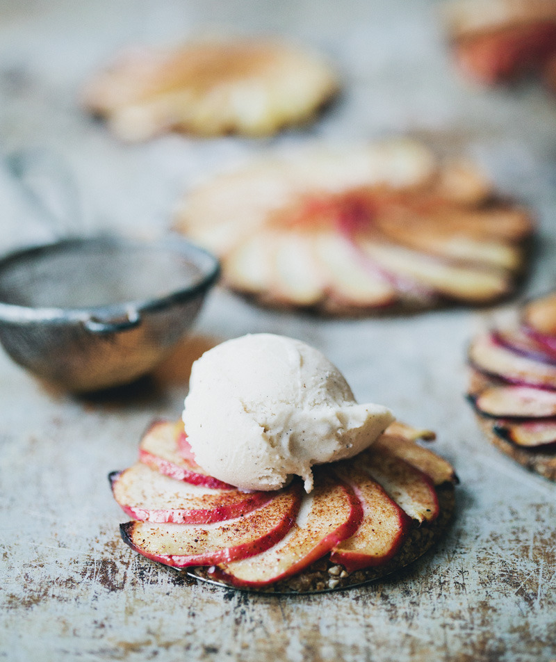 sweepmeup:  Vegan apple and oat tartlettes 