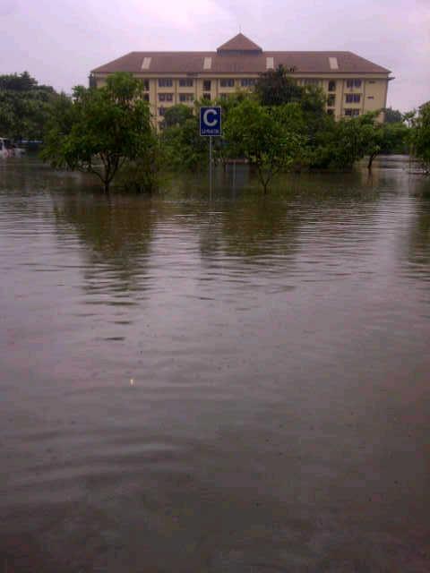 Ok.. Just another day @Jakarta, Indonesia. ლ(o◡oლ) Water and traffic everywhere!!!! ლ(ಠ益ಠლ)