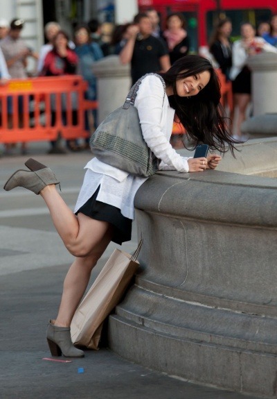 bakerstreetbabes: elementarystan: Lucy Liu filming Elementary in Trafalgar Square (July 10) I just h