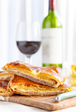 foodffs:  Ham and Cheese Pastry Puffs Really