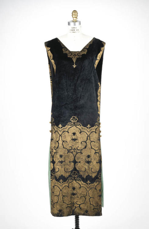 fashionsfromhistory:Evening DressMaria Gallengac.1920RISD Museum
