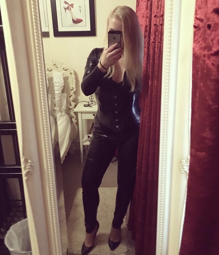 Lover of latex, pvc, leather and plastic selfies.
