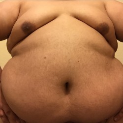 pyramidgoblin:  Just a sexy big belly boy. Nothing to see here lol