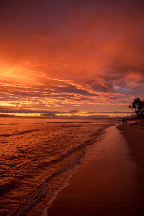 maui wowie - one of the wildest sunsets i’ve seen in a long time